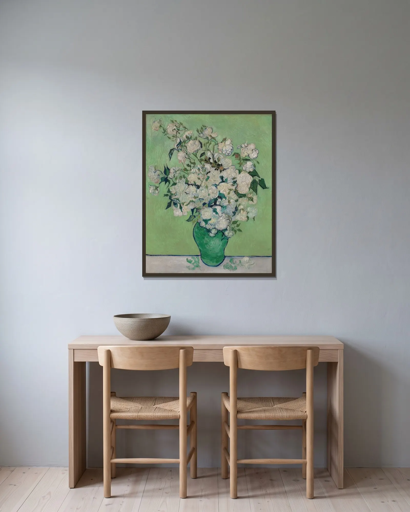 Roses av Vincent van Gogh inramad på en vägg