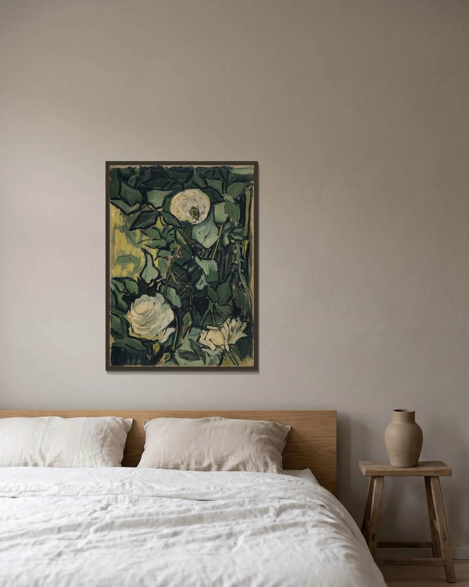 Roses av Vincent van Gogh inramad på en vägg