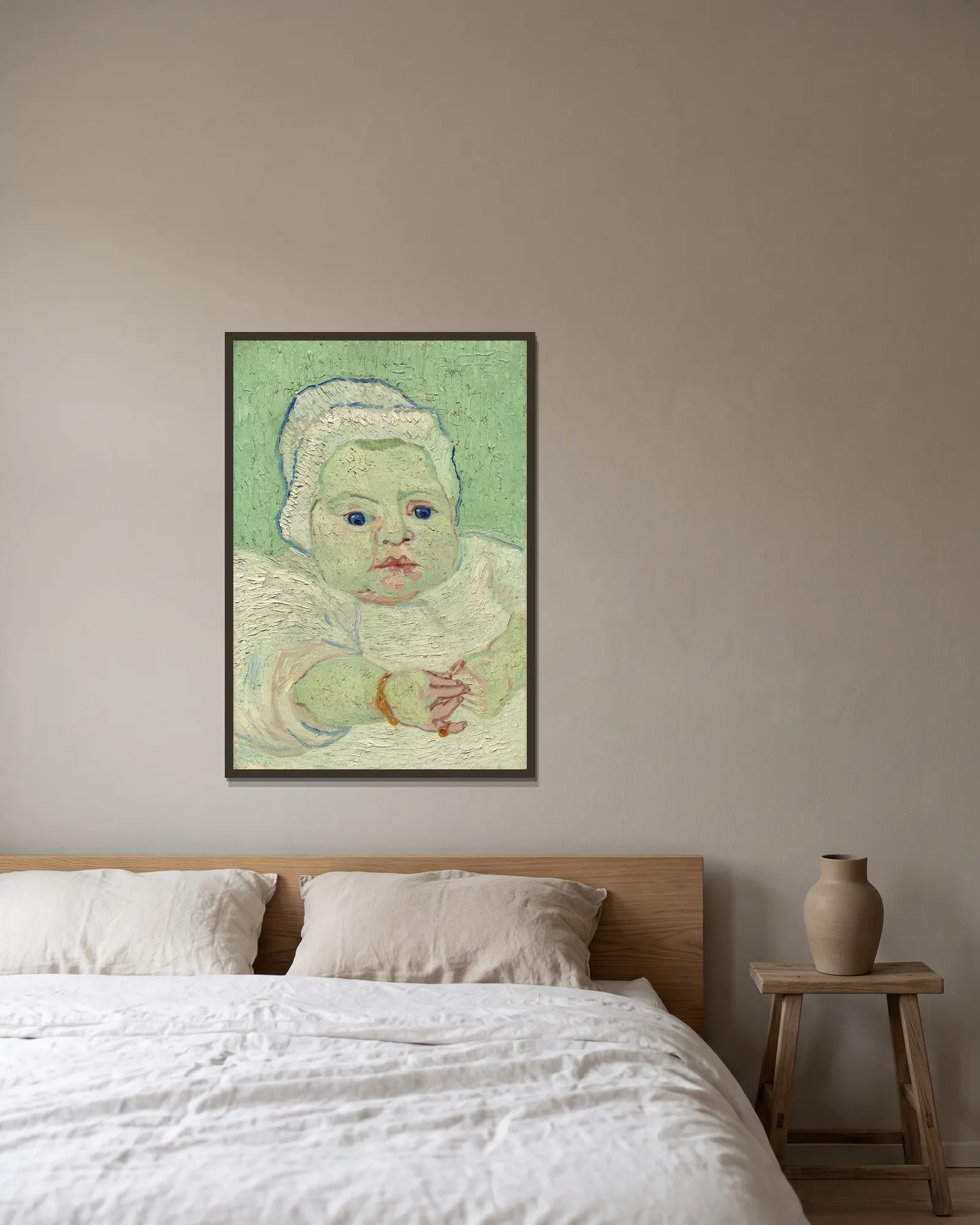 Roulin’s Baby av Vincent van Gogh inramad på en vägg