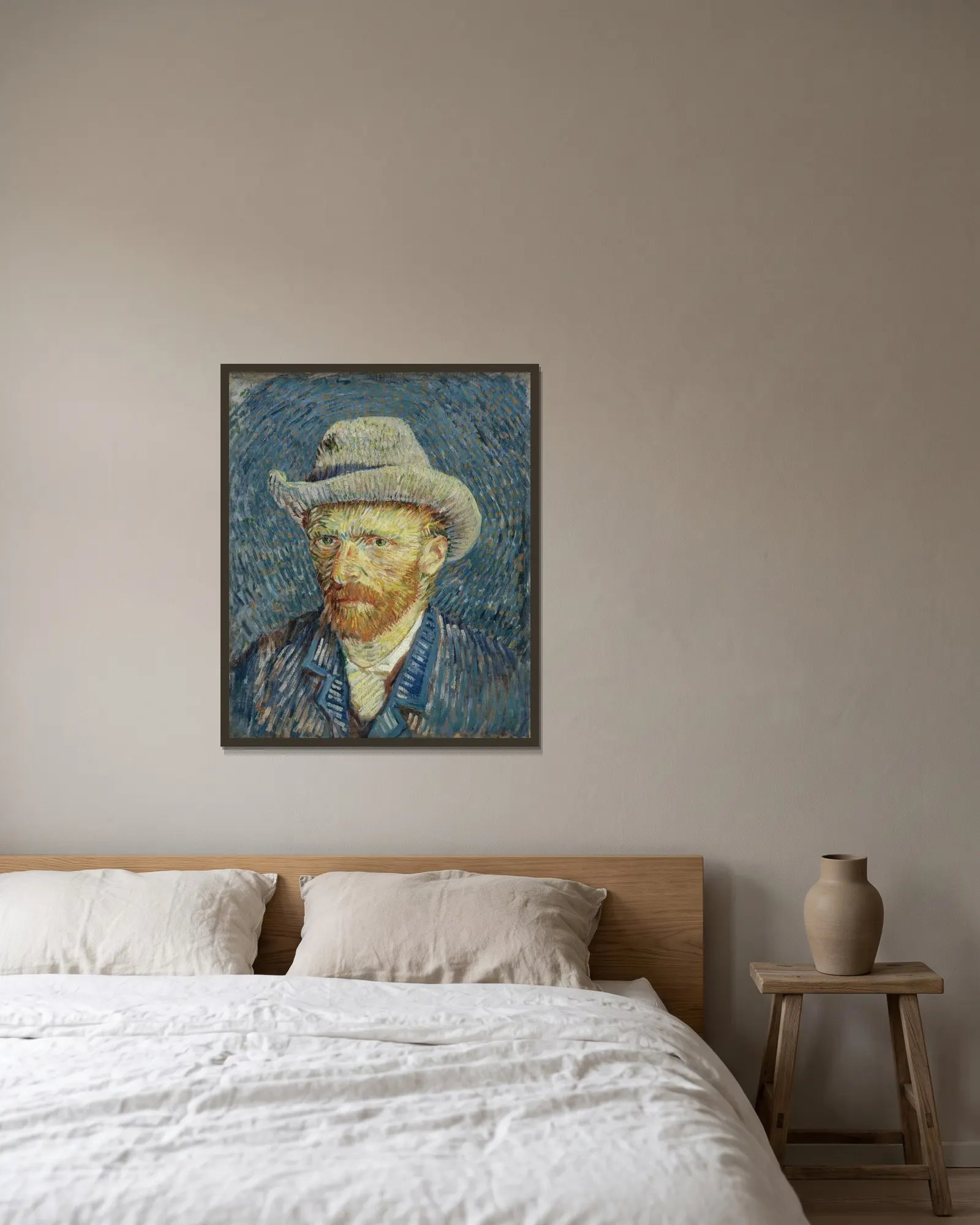 Self-portrait with grey felt hat av Vincent van Gogh inramad på en vägg