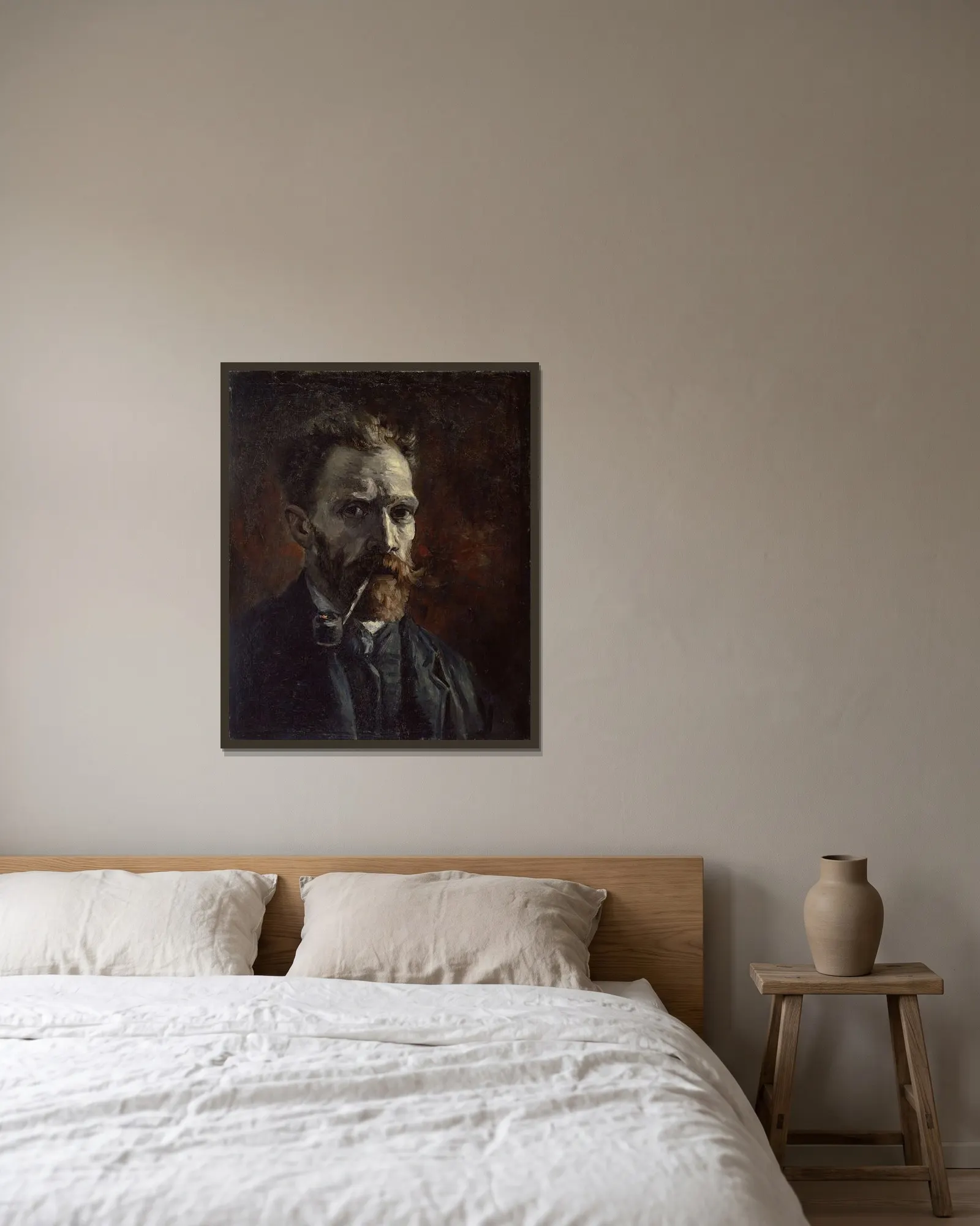 Self-portrait with pipe av Vincent van Gogh inramad på en vägg