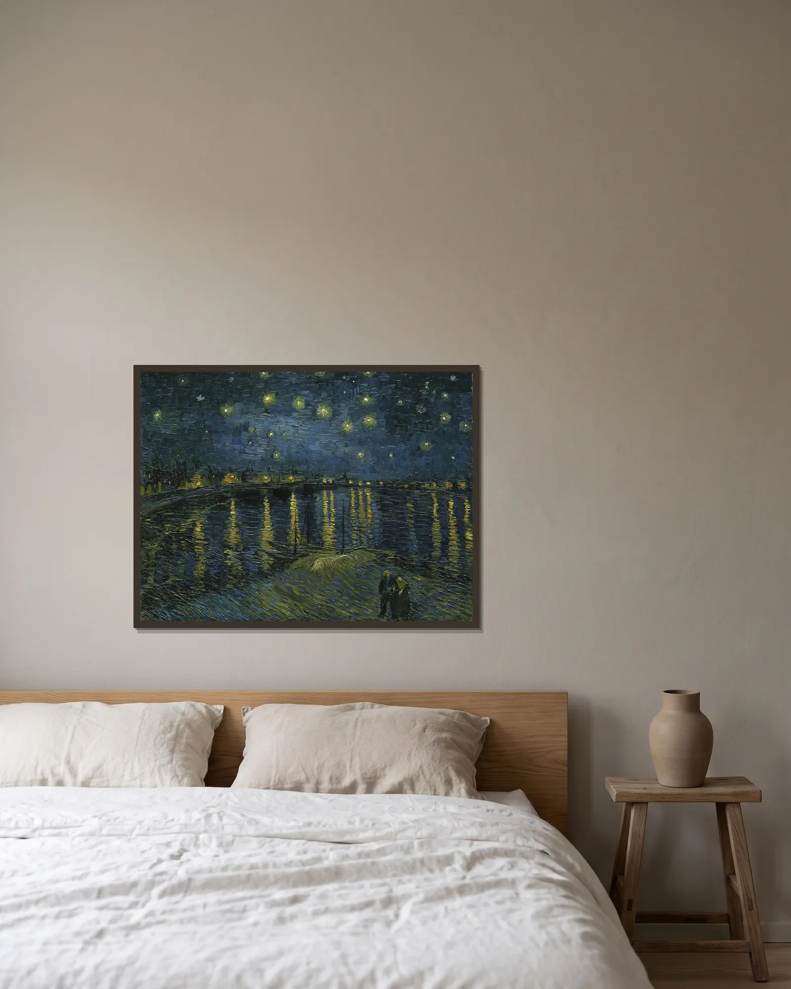 Starry Night av Vincent van Gogh inramad på en vägg