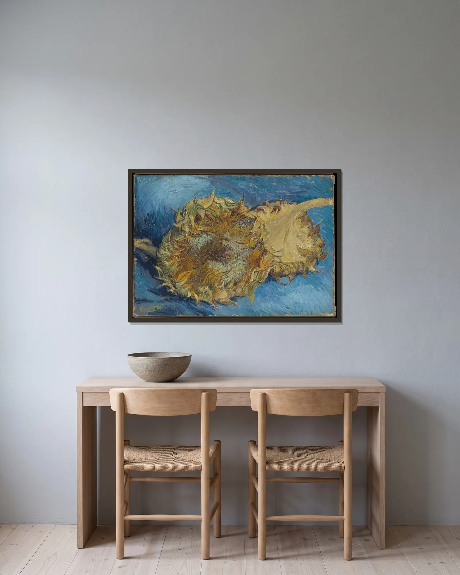 Sunflowers av Vincent van Gogh inramad på en vägg