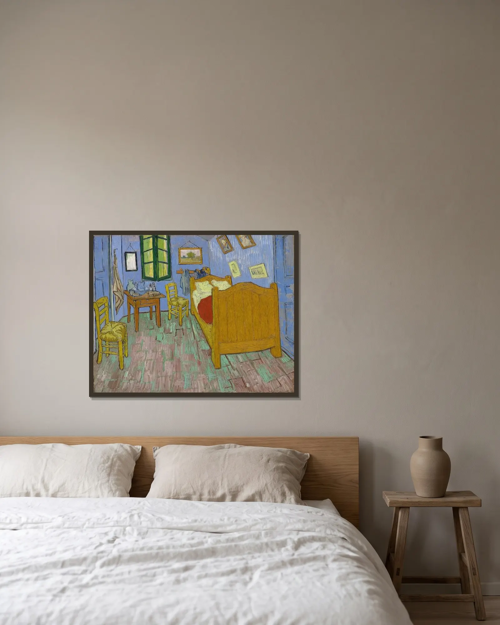 The Bedroom av Vincent van Gogh inramad på en vägg