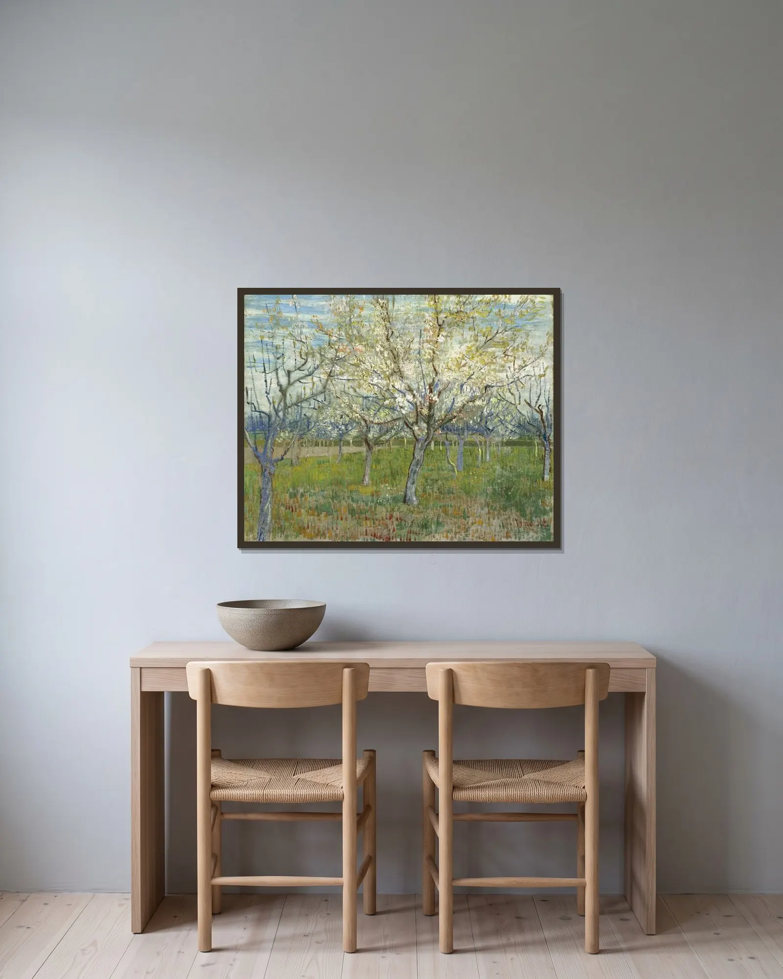 The Pink Orchard av Vincent van Gogh inramad på en vägg