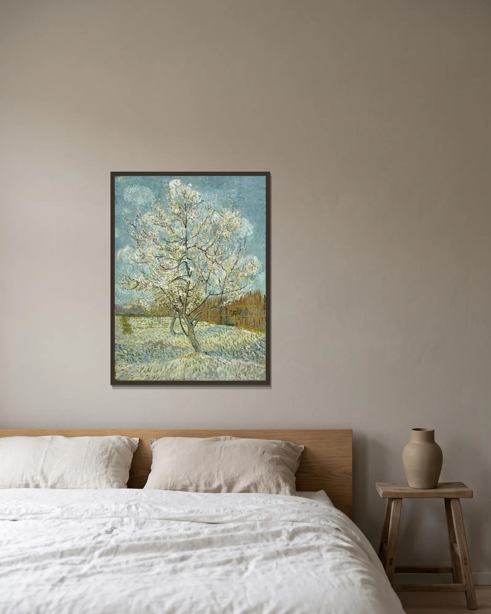 The pink peach tree av Vincent van Gogh inramad på en vägg