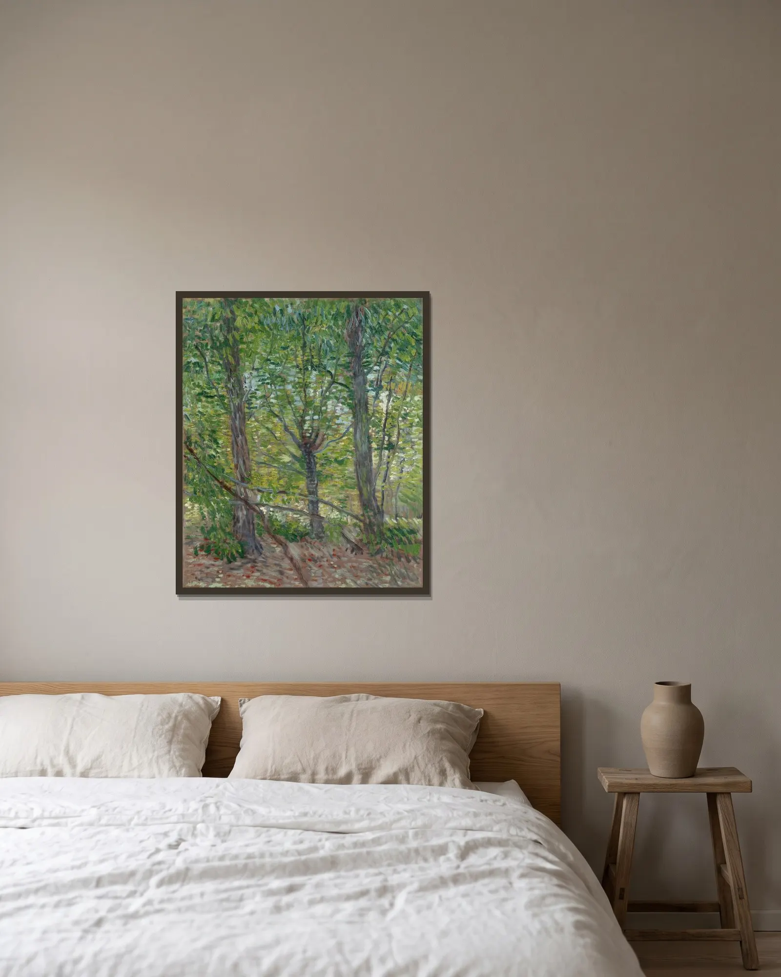 Trees av Vincent van Gogh inramad på en vägg