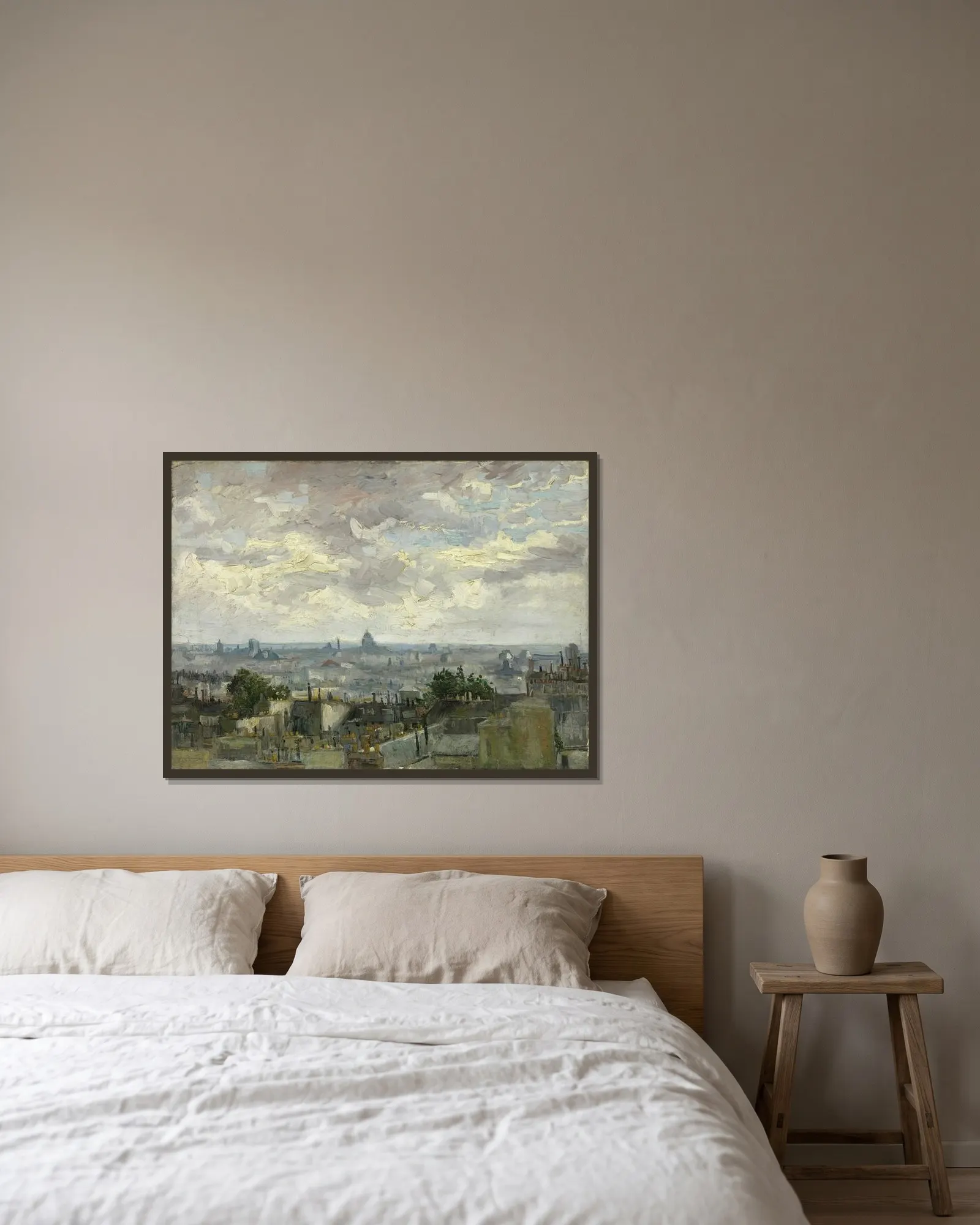 View of Paris av Vincent van Gogh inramad på en vägg