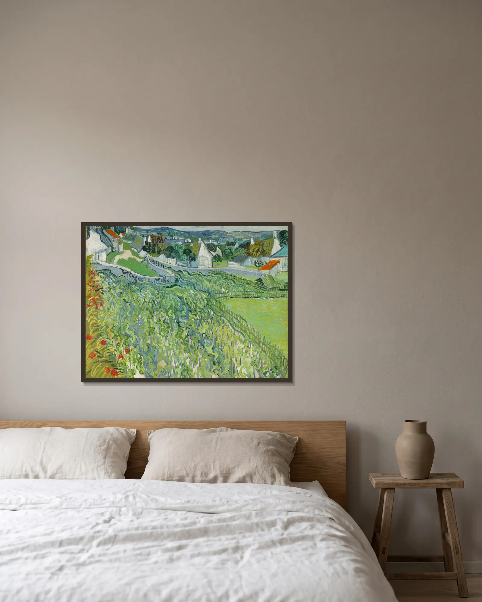Vineyards at Auvers av Vincent van Gogh inramad på en vägg
