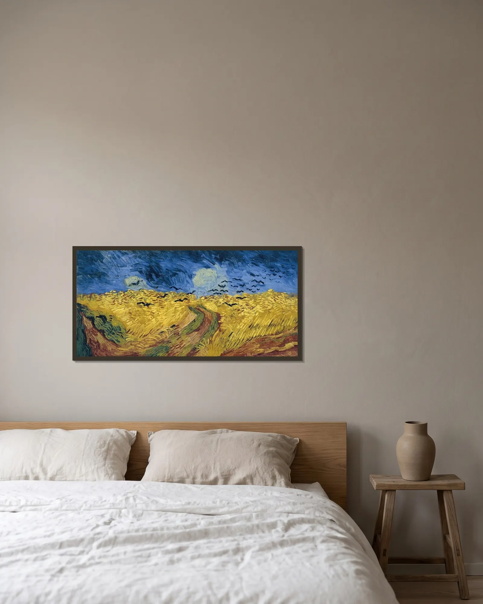 Wheatfield with Crows av Vincent van Gogh inramad på en vägg