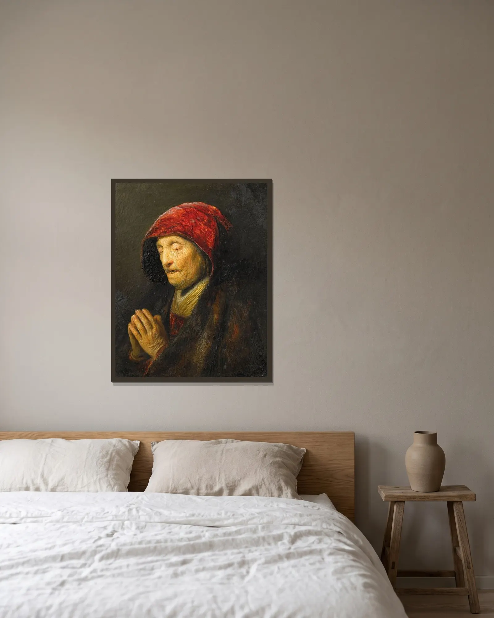 Old woman praying av Rembrandt van Rijn inramad på en vägg