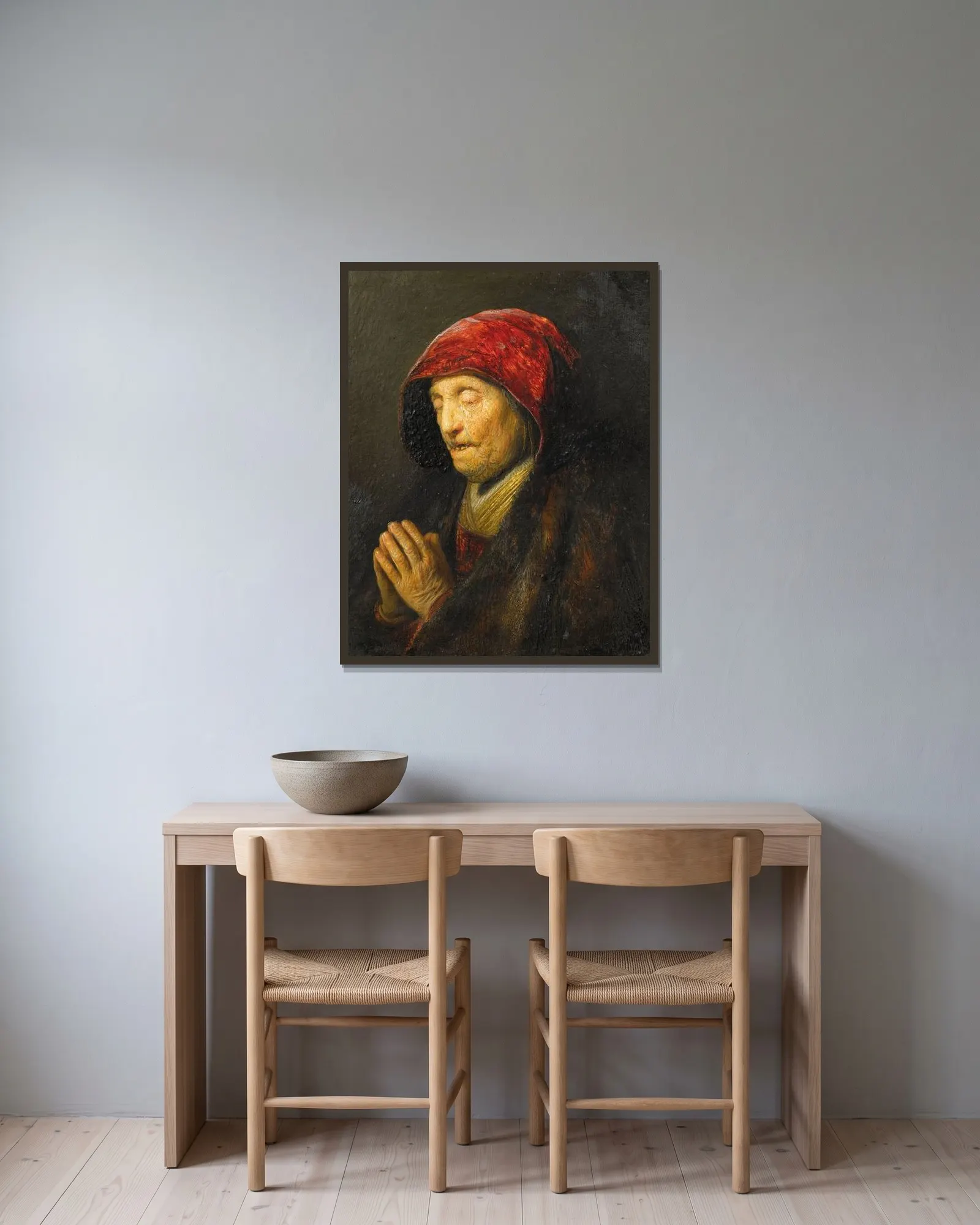 Old woman praying av Rembrandt van Rijn inramad på en vägg