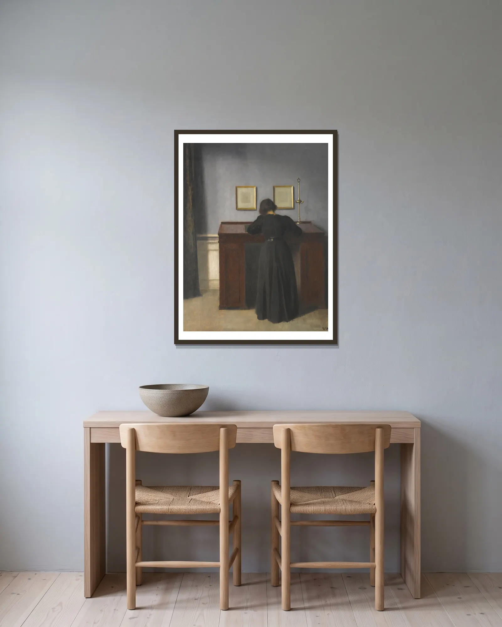 Ida Standing At A Desk av Vilhelm Hammershøi inramad på en vägg