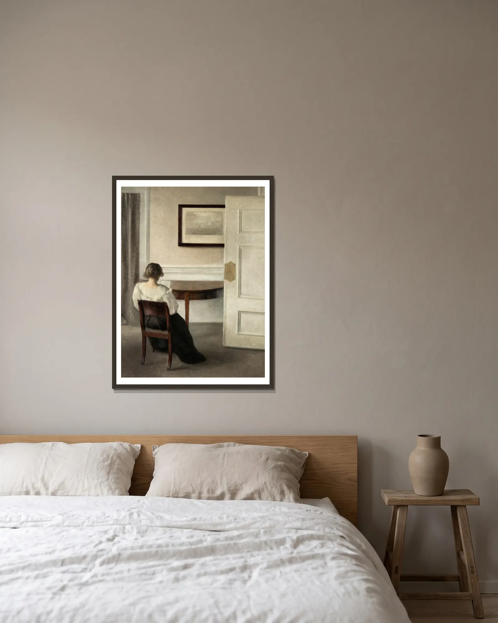 Interior av Vilhelm Hammershøi inramad på en vägg