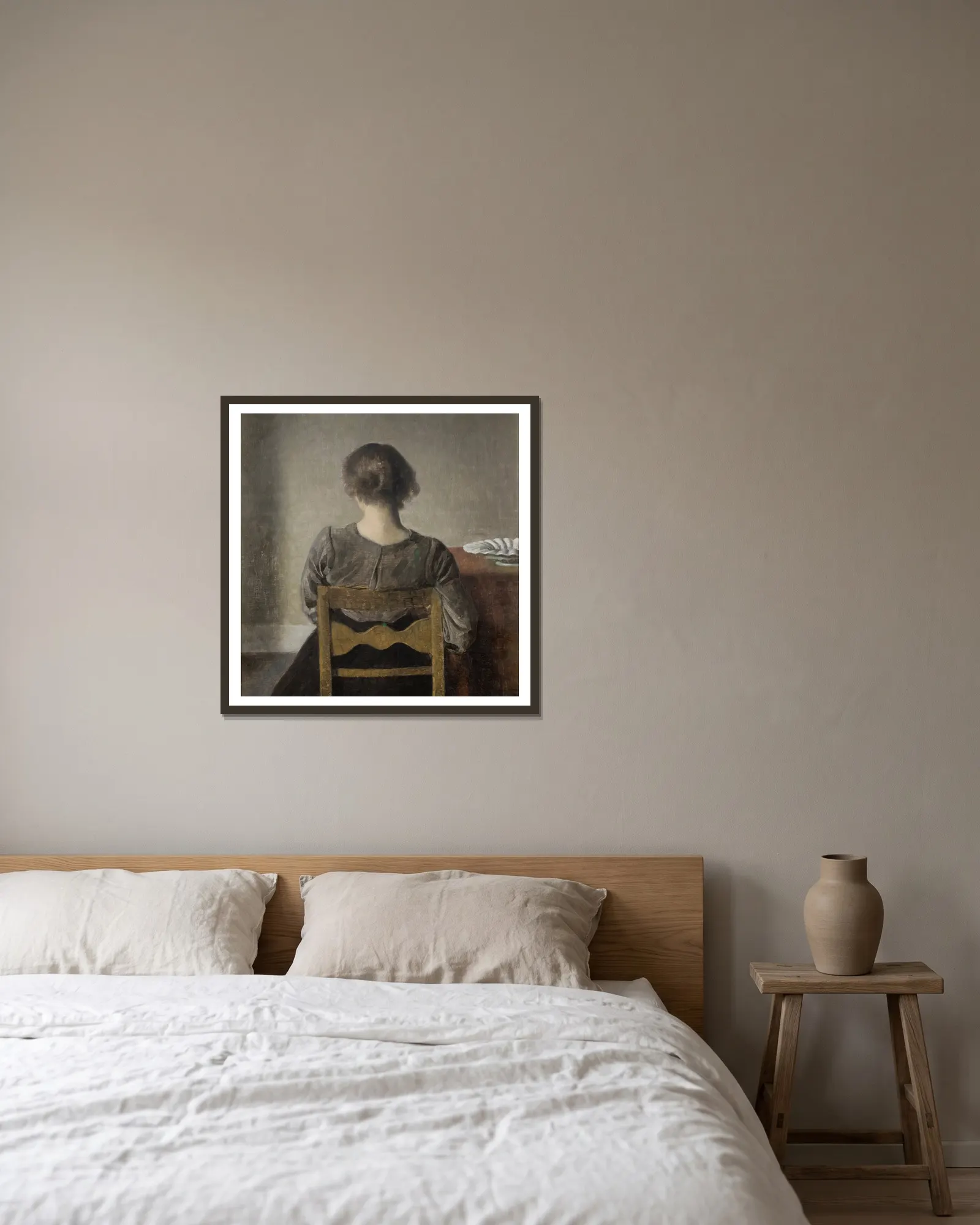 Rest av Vilhelm Hammershøi inramad på en vägg