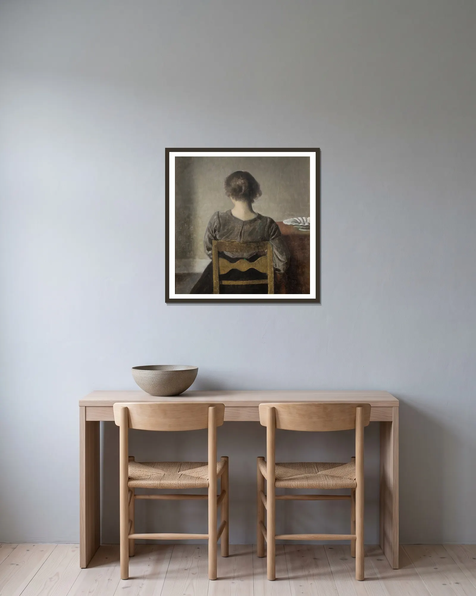 Rest av Vilhelm Hammershøi inramad på en vägg