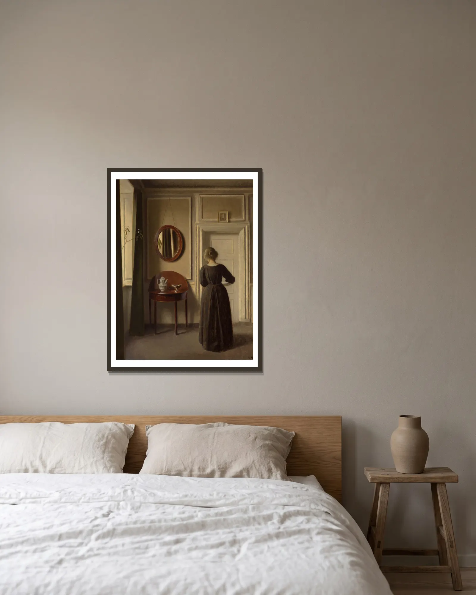 Stue (Interior with an Oval Mirror) av Vilhelm Hammershøi inramad på en vägg