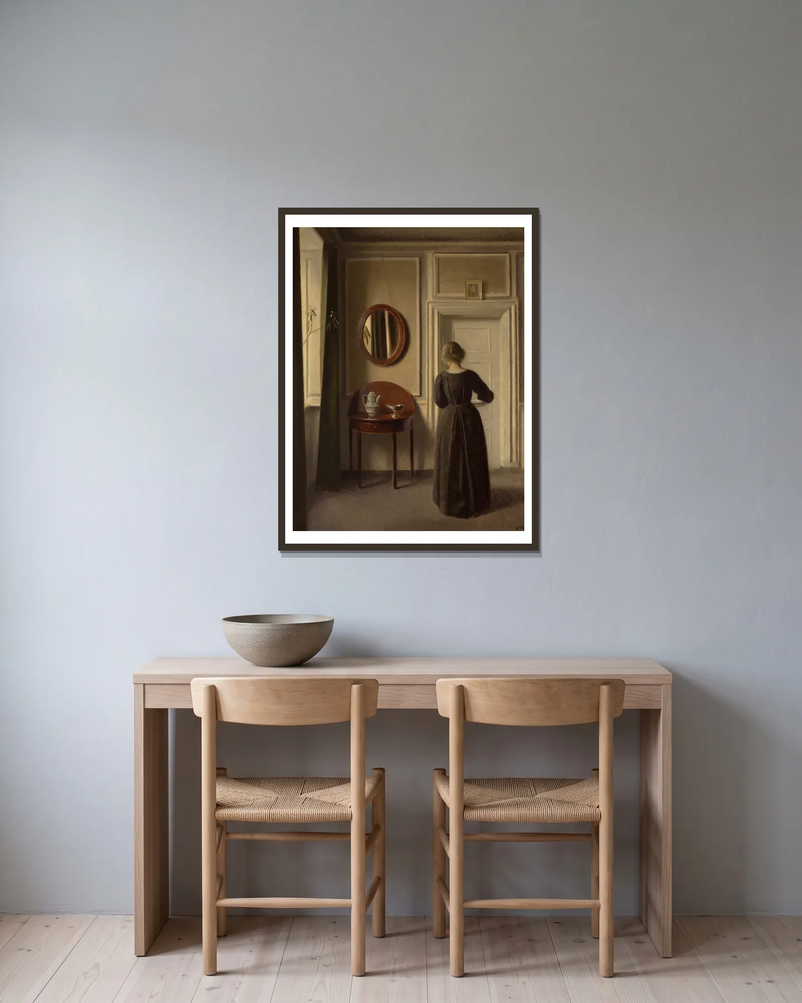 Stue (Interior with an Oval Mirror) av Vilhelm Hammershøi inramad på en vägg