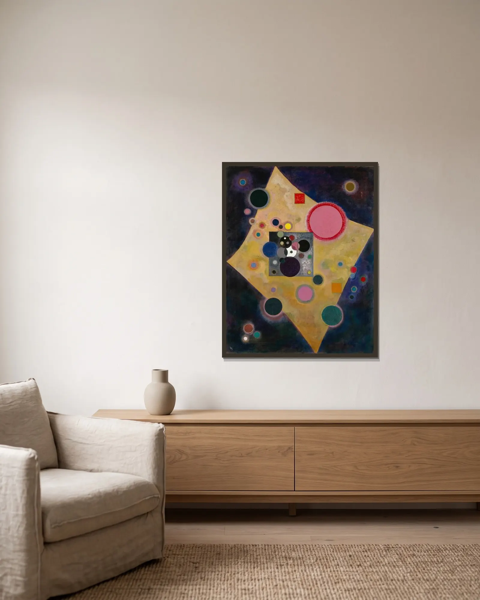 Accent on Pink av Wassily Kandinsky inramad på en vägg
