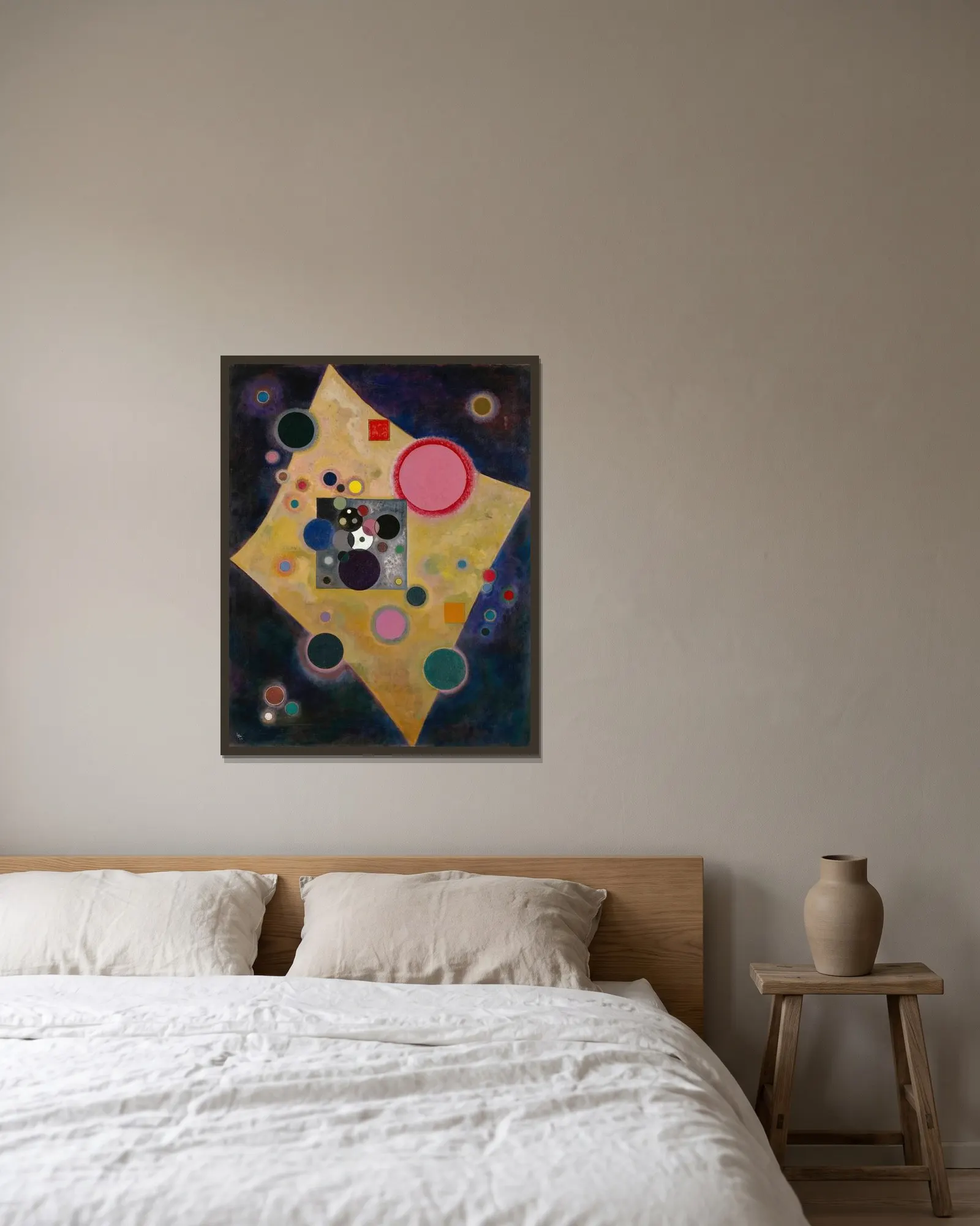 Accent on Pink av Wassily Kandinsky inramad på en vägg