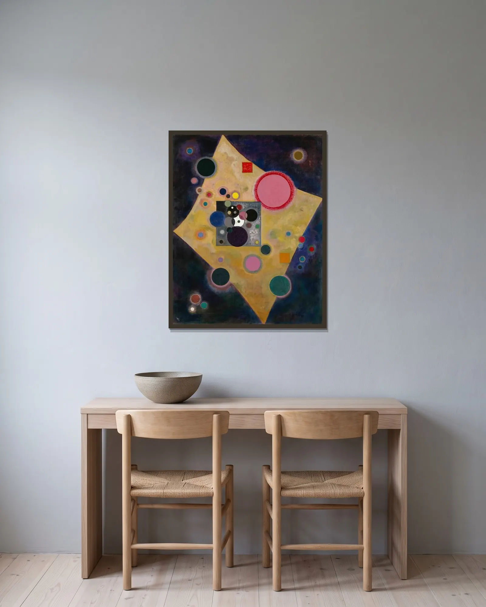 Accent on Pink av Wassily Kandinsky inramad på en vägg