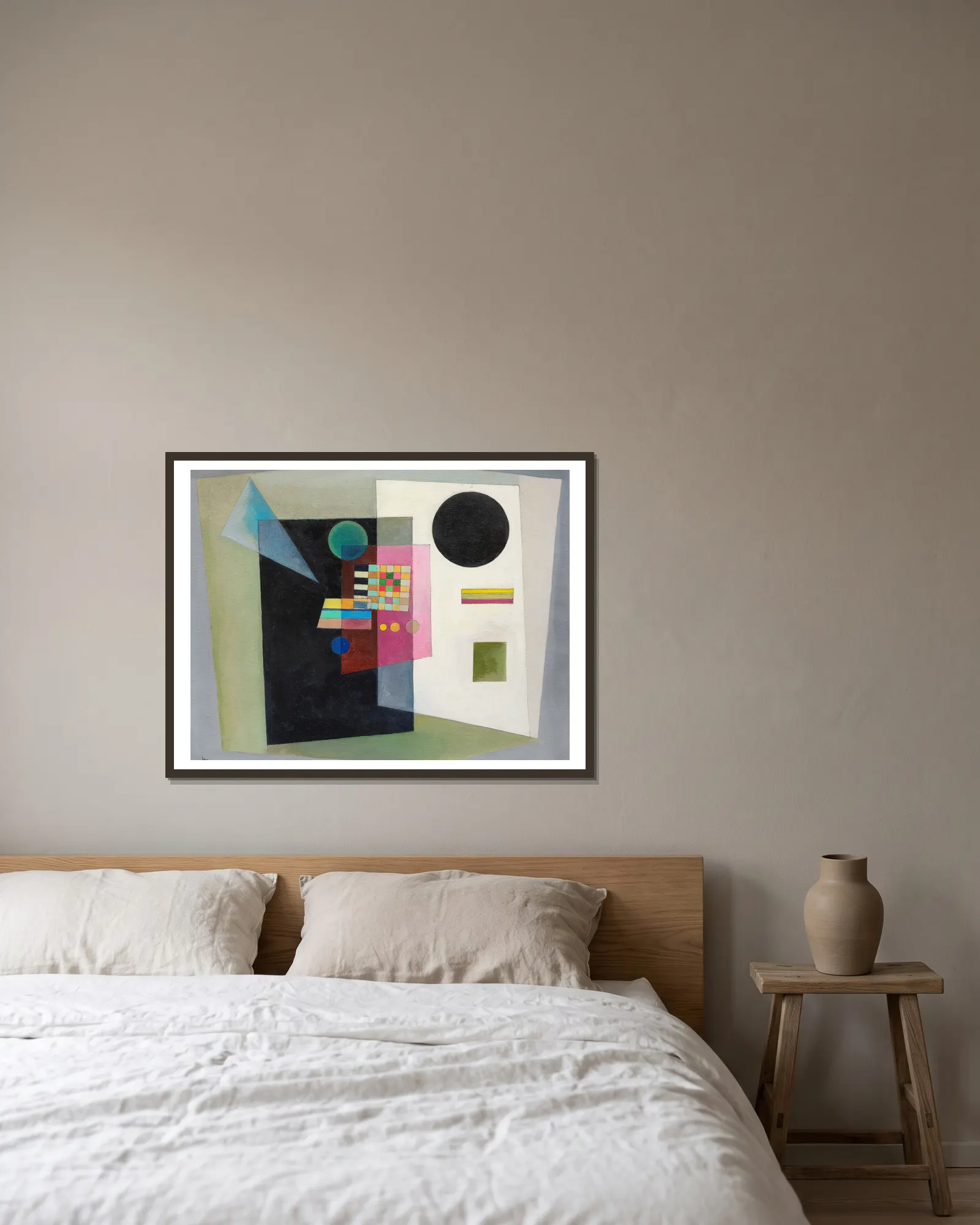Behauptend av Wassily Kandinsky inramad på en vägg