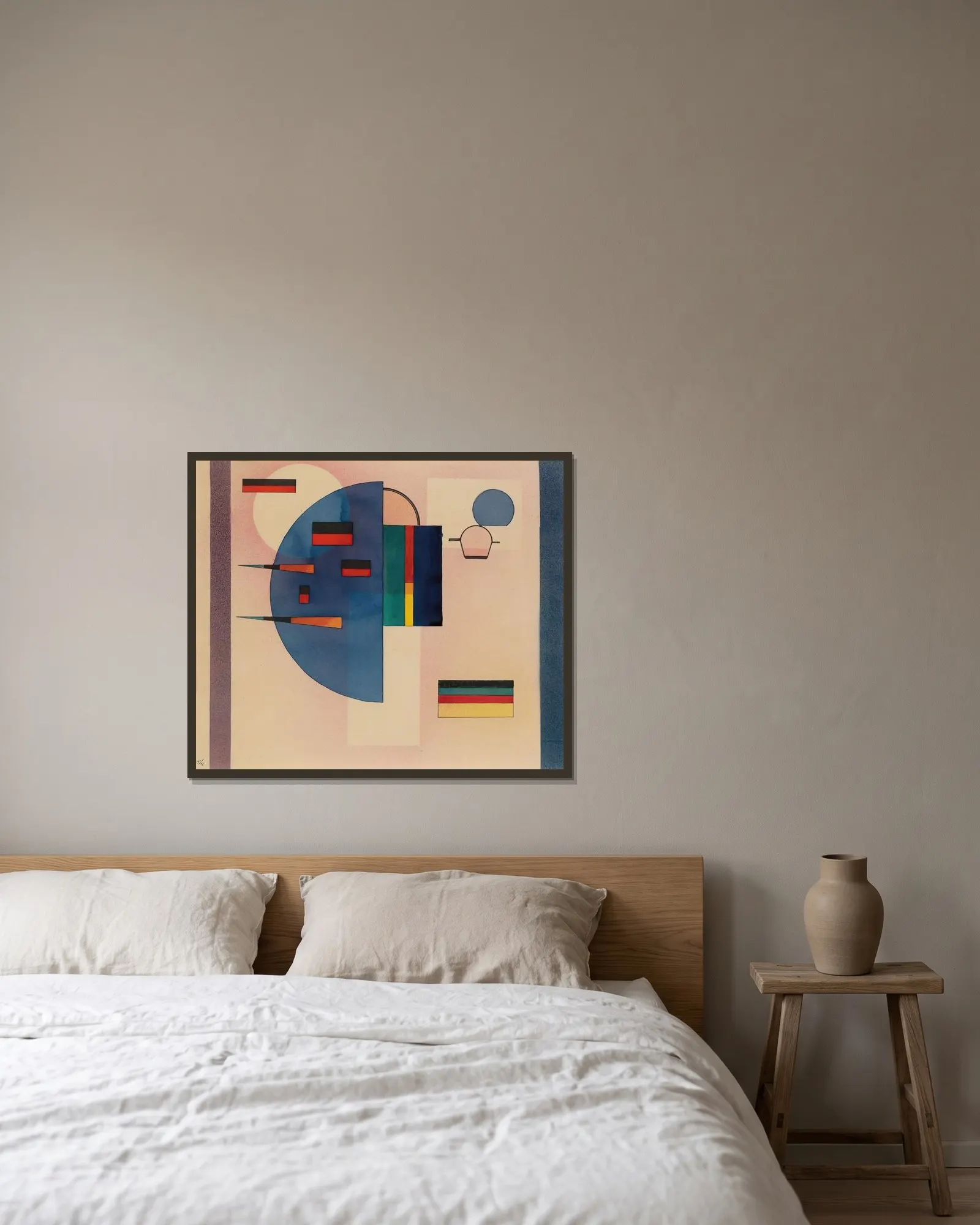 Beruhigt (Calmed) av Wassily Kandinsky inramad på en vägg
