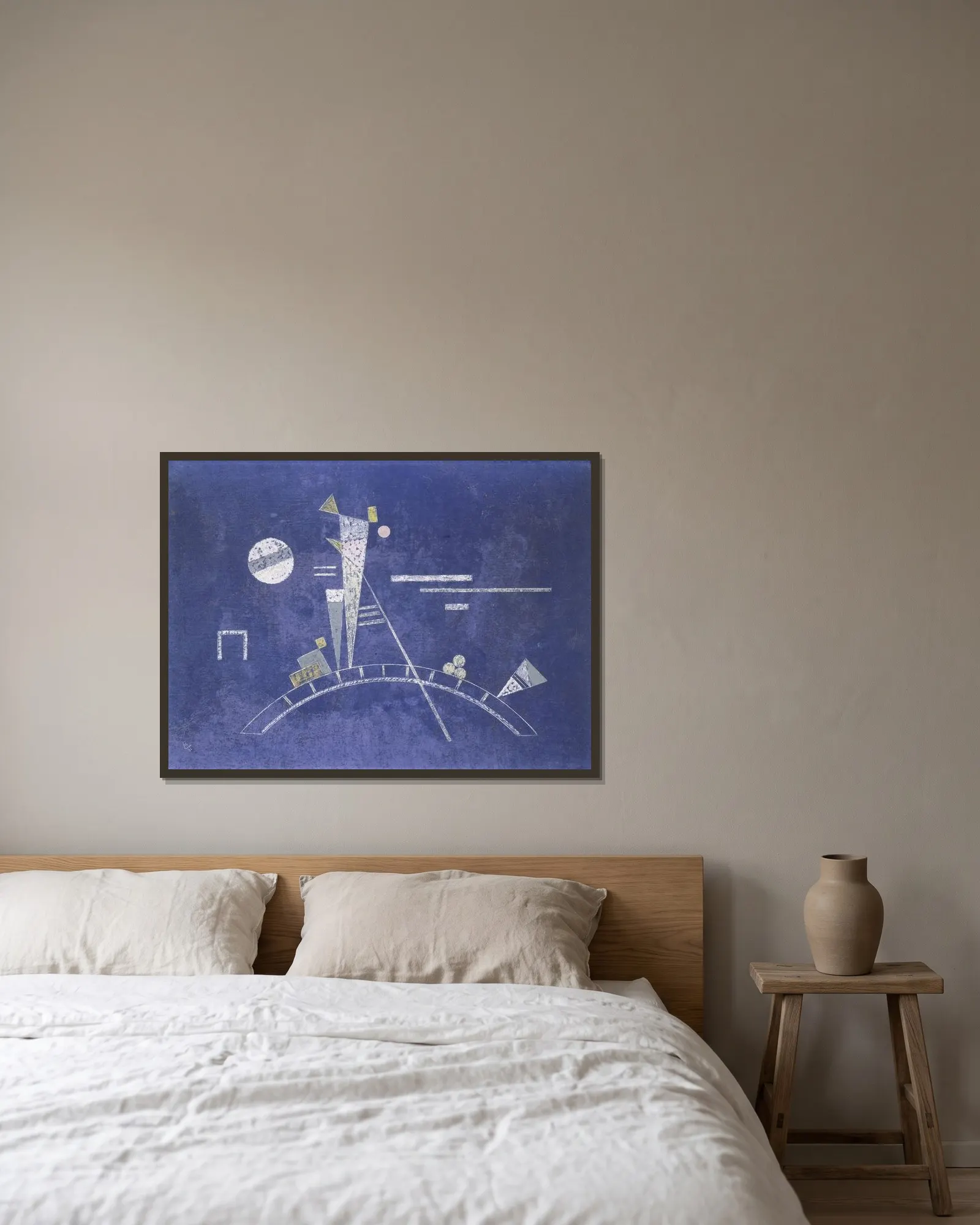 Fragile av Wassily Kandinsky inramad på en vägg
