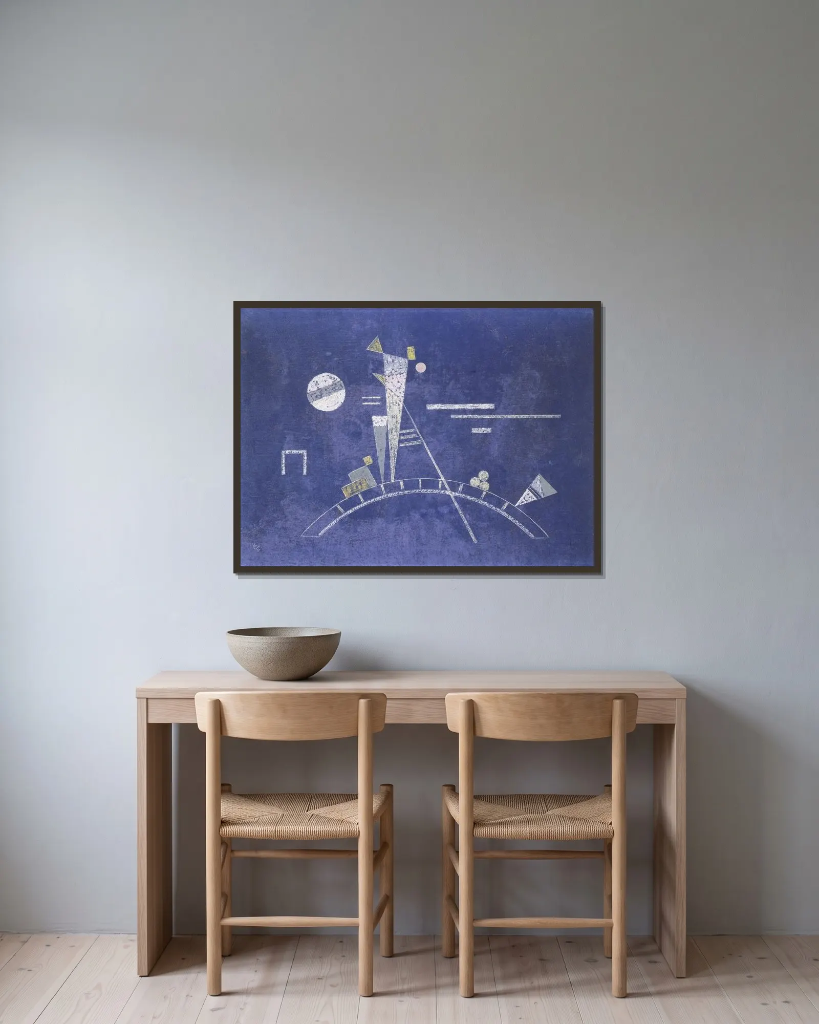 Fragile av Wassily Kandinsky inramad på en vägg
