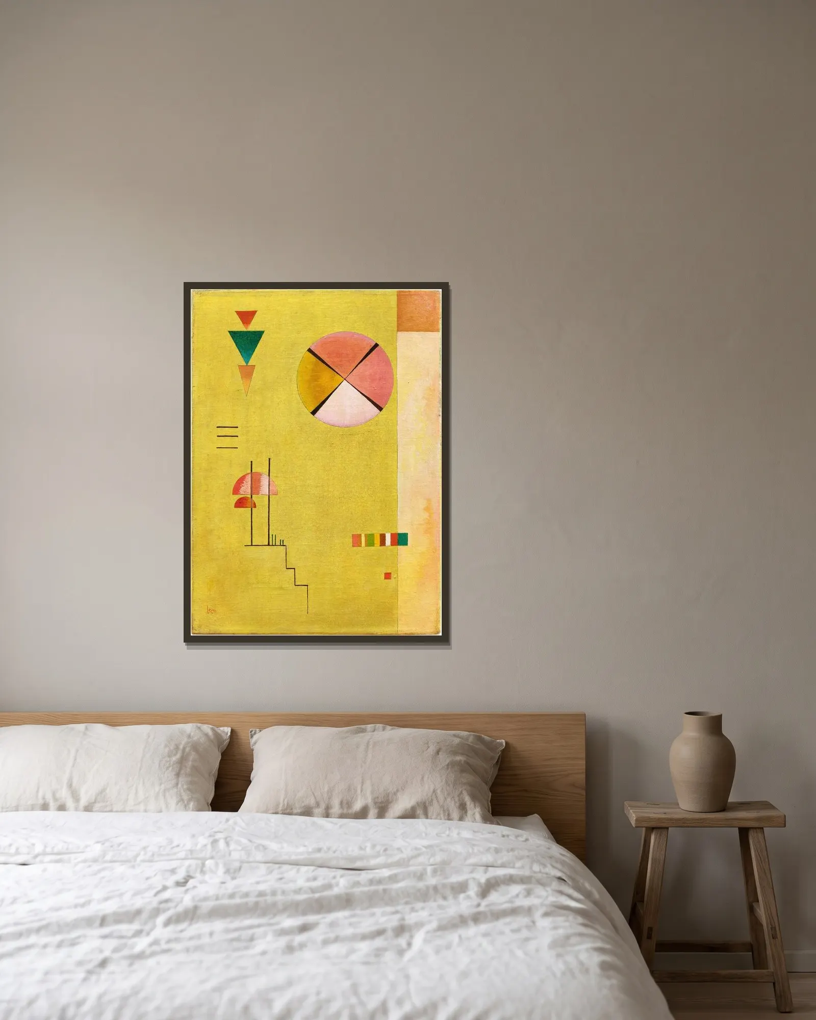 Lustiges Gelb (Cheerful Yellow) av Wassily Kandinsky inramad på en vägg