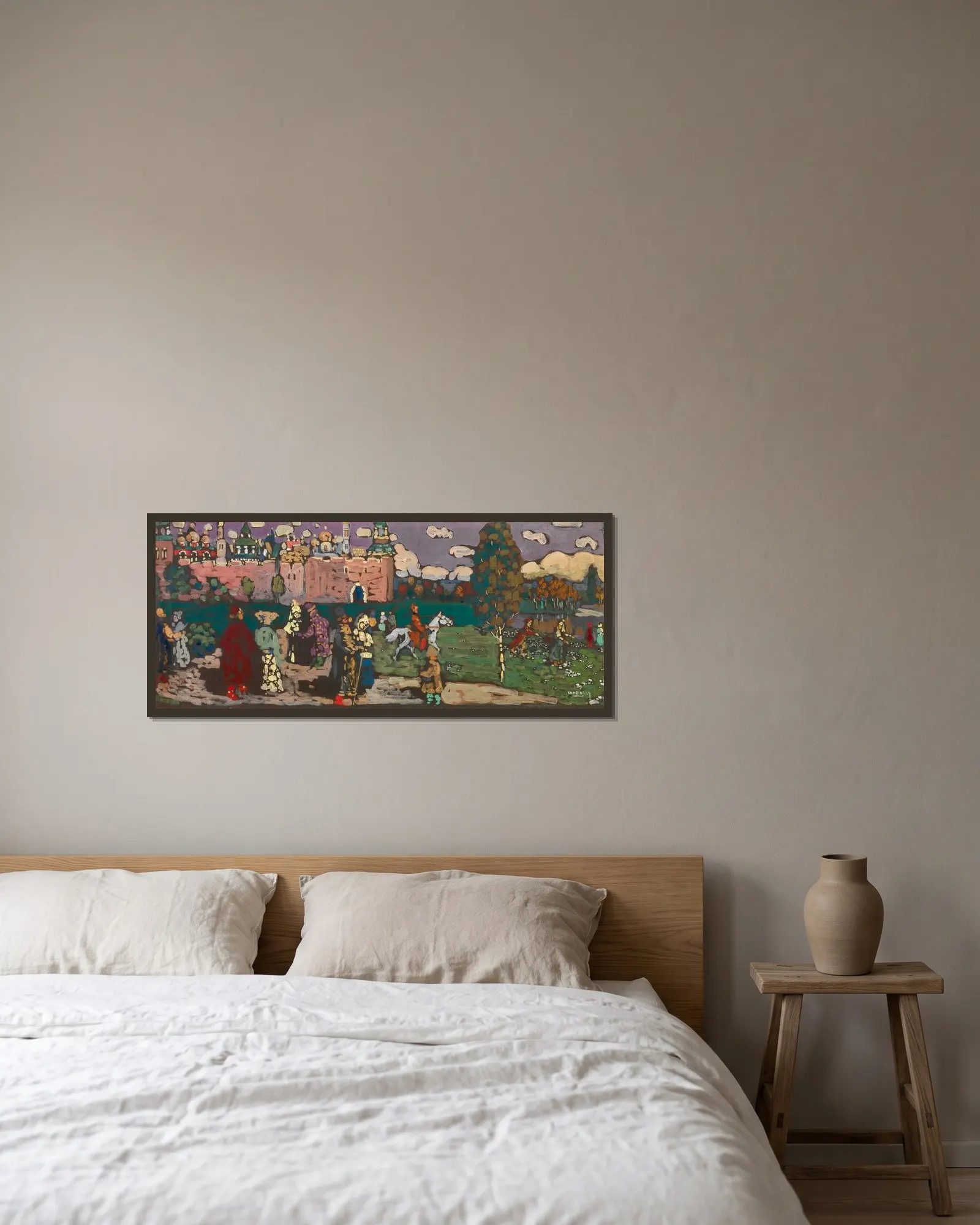 Old Russia av Wassily Kandinsky inramad på en vägg