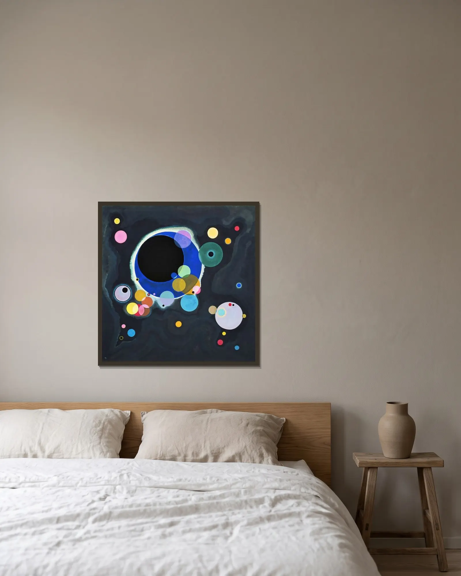 Several Circles av Wassily Kandinsky inramad på en vägg
