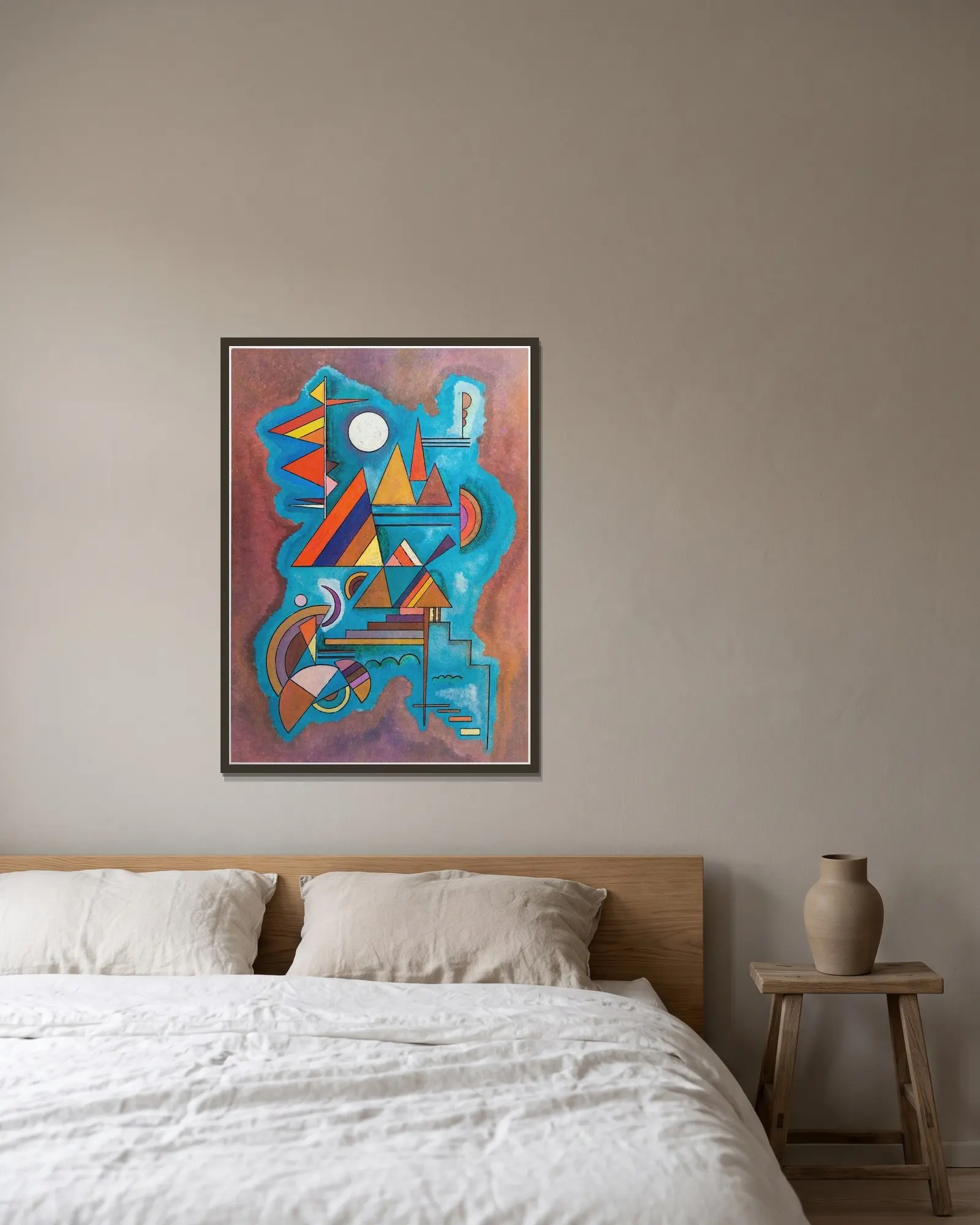 Standing av Wassily Kandinsky inramad på en vägg