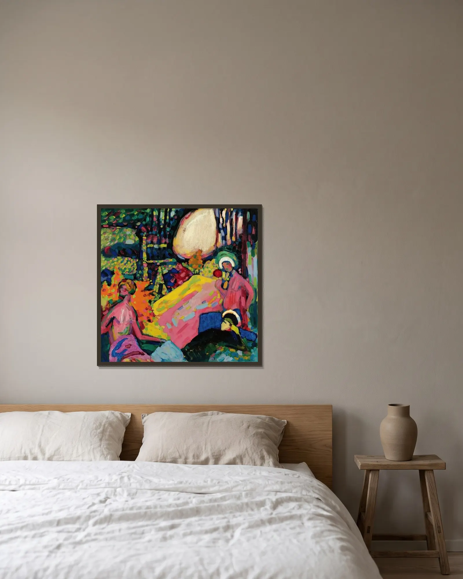 Weisser Klang (White Sound) av Wassily Kandinsky inramad på en vägg