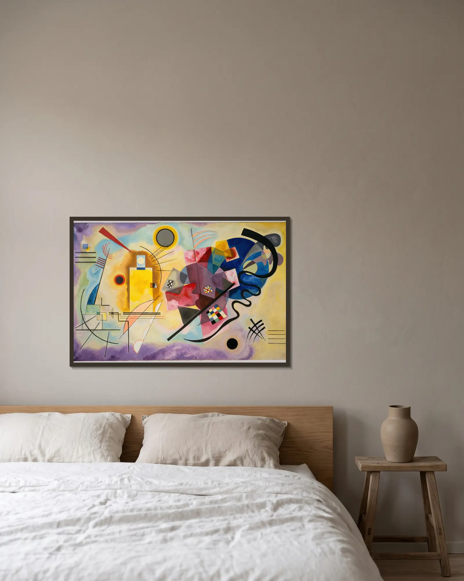 Yellow-Red-Blue av Wassily Kandinsky inramad på en vägg