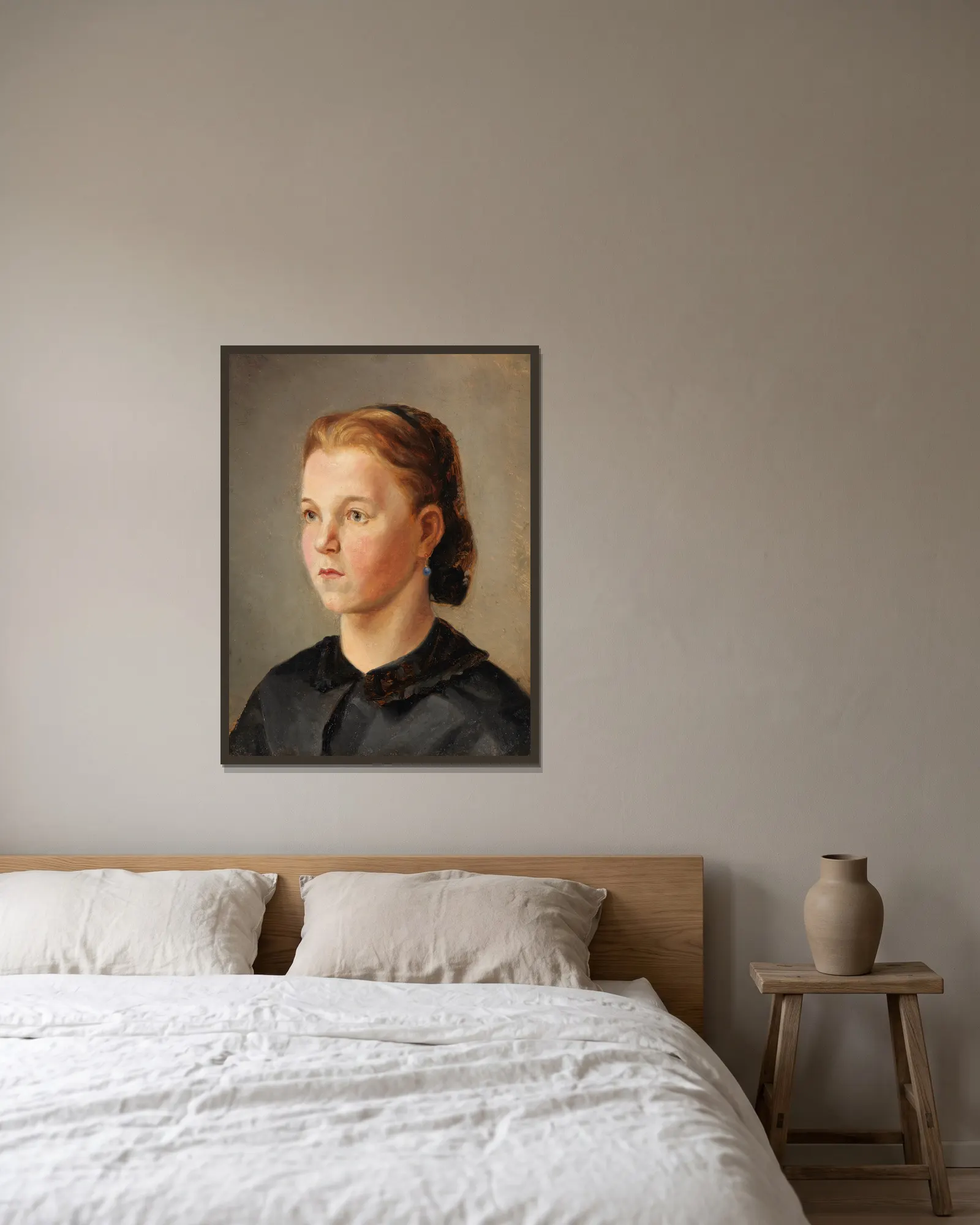 Mädchenbildnis (Therese Heyden) av Wilhelm Leibl inramad på en vägg