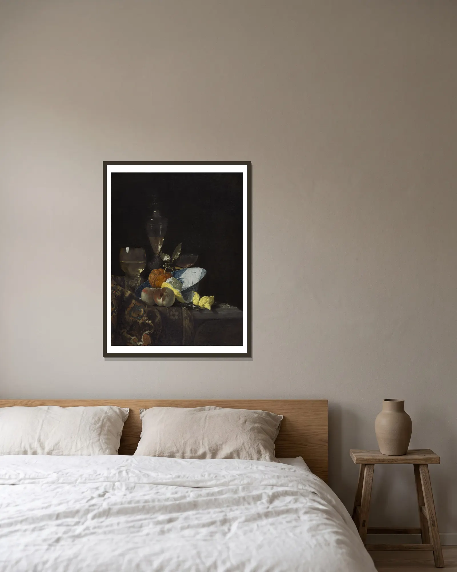 Still Life av Willem Kalf inramad på en vägg