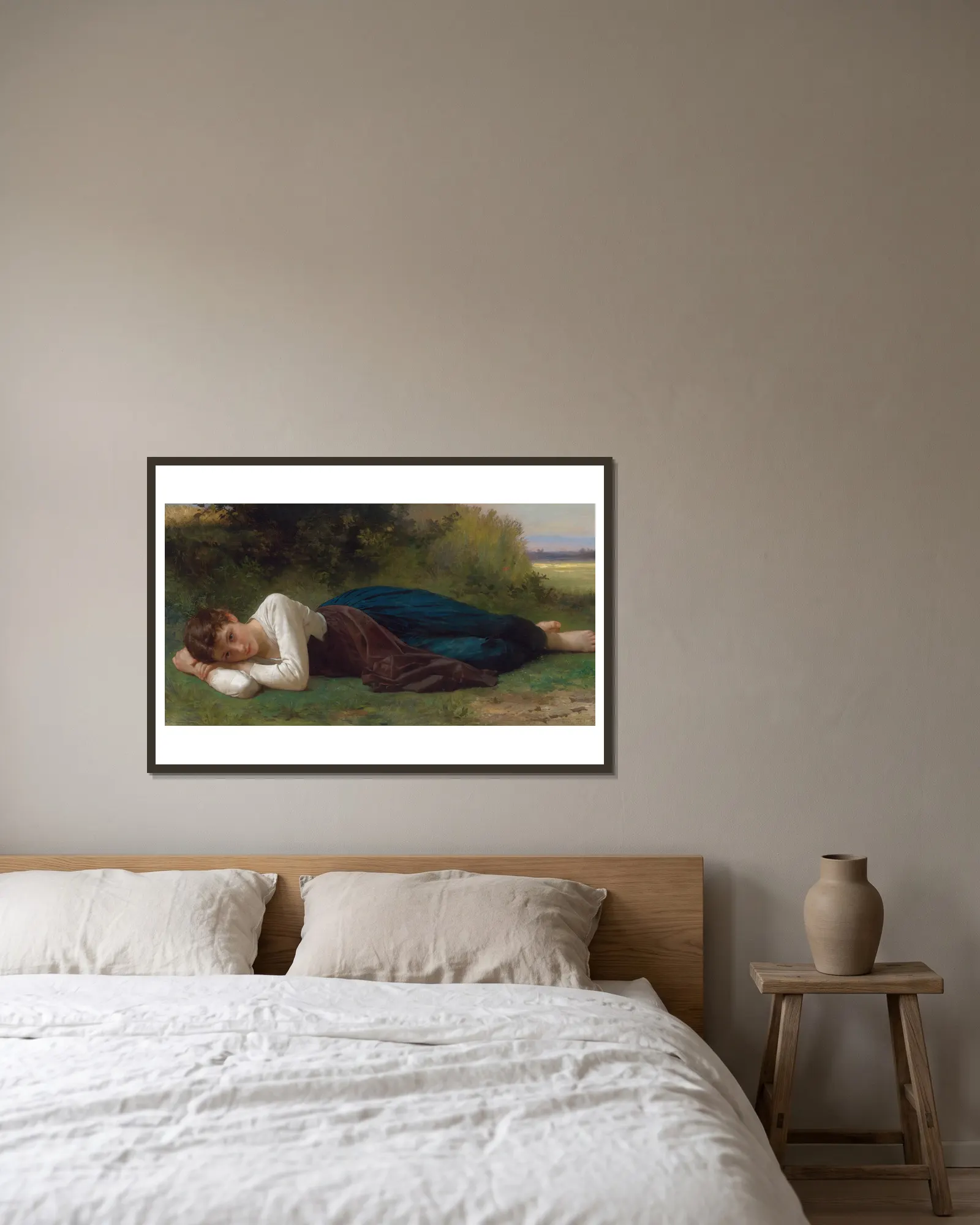 Le Repos (Jeune Fille Couchée) av William Bouguereau inramad på en vägg