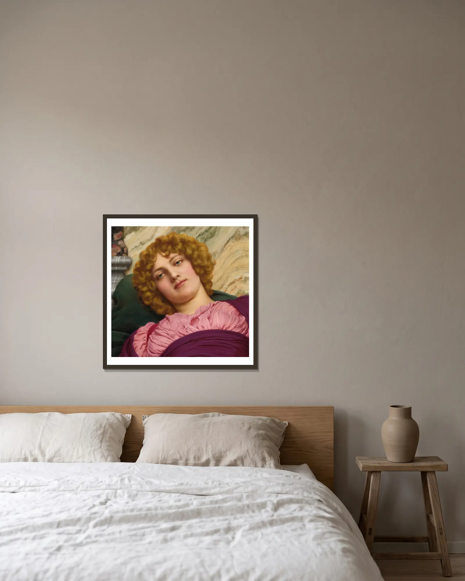 Myrhinna av John William Godward inramad på en vägg