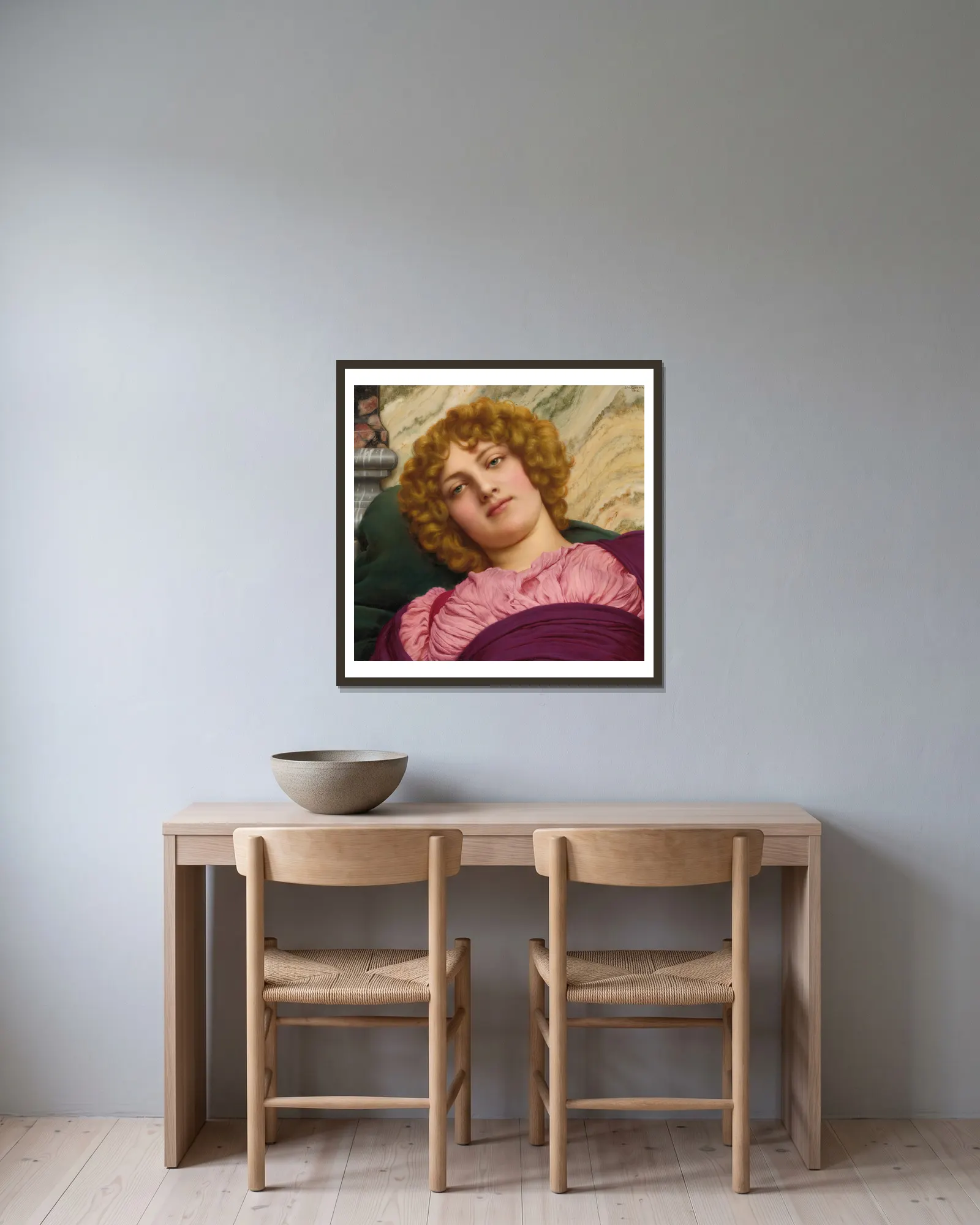 Myrhinna av John William Godward inramad på en vägg