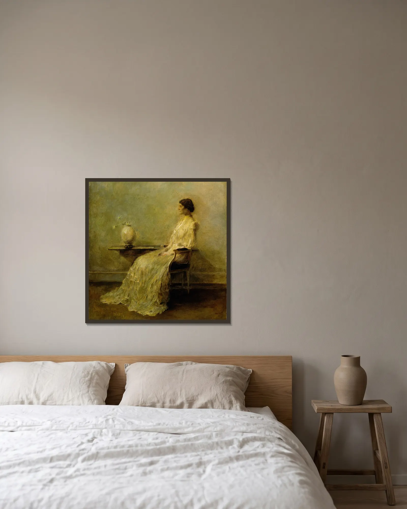 Lady in White (No. 2) av Thomas Wilmer Dewing inramad på en vägg