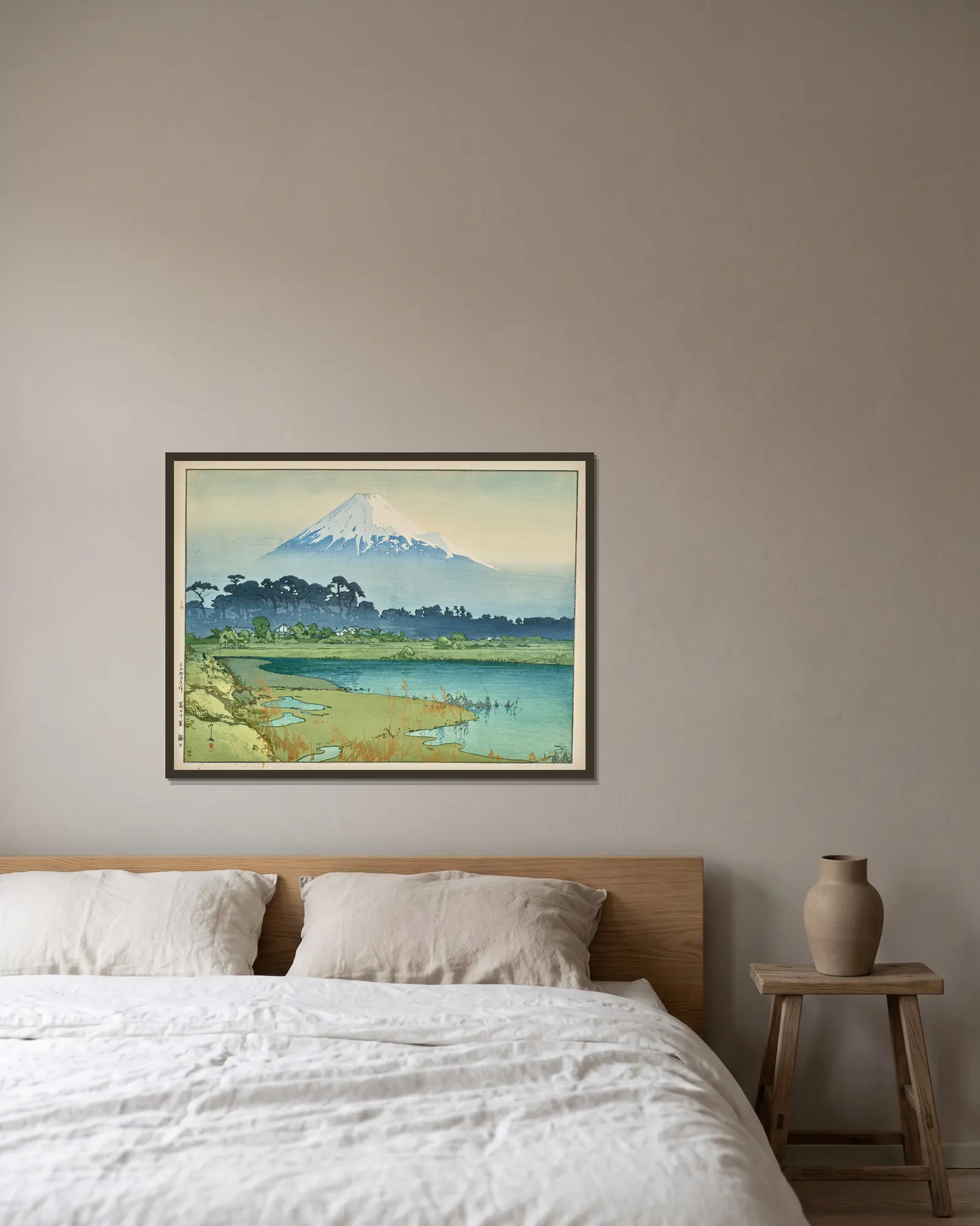 Asahi (Sunrise) av Yoshida Hiroshi inramad på en vägg