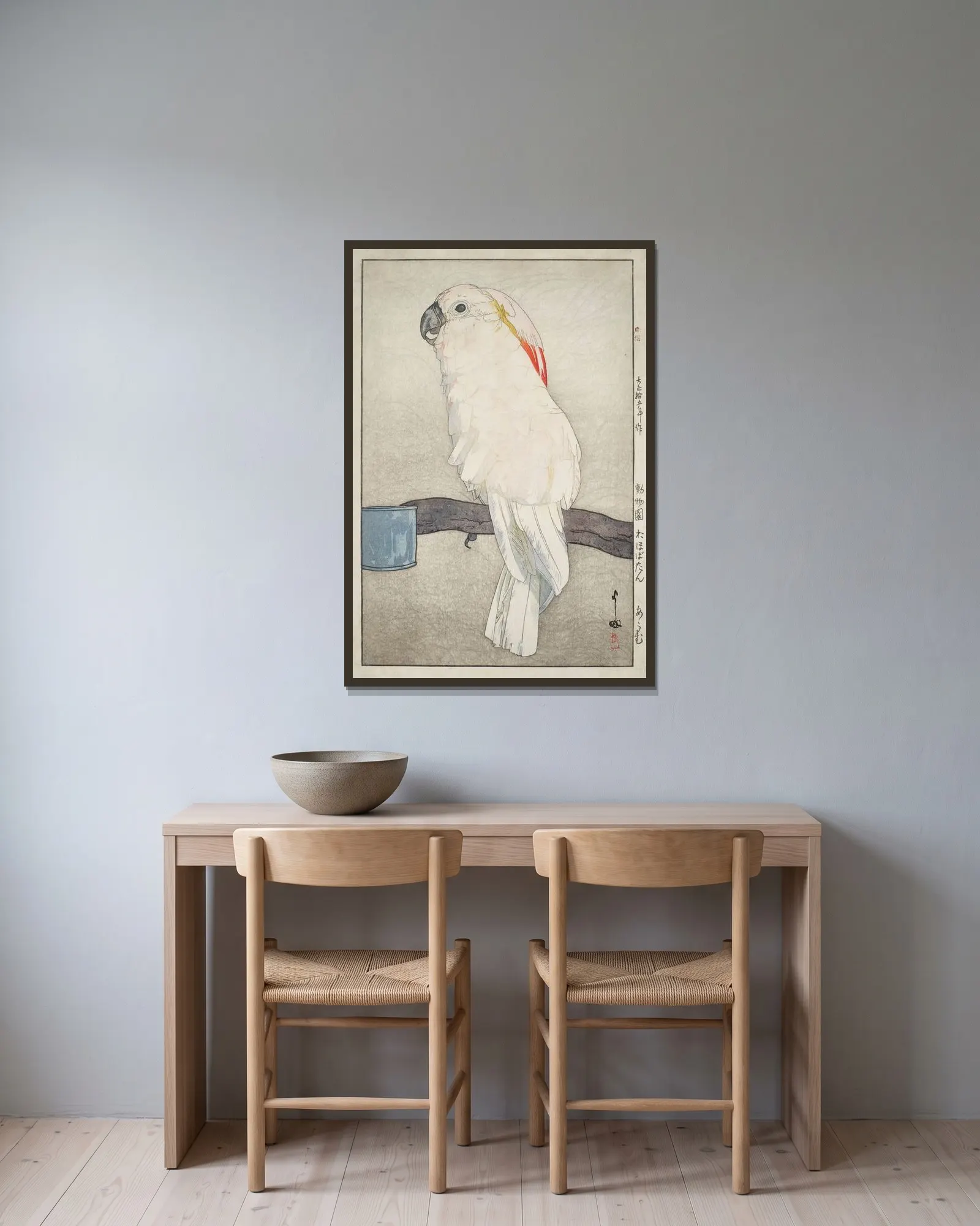 Obatan omu (Obatan parrot) av Yoshida Hiroshi inramad på en vägg