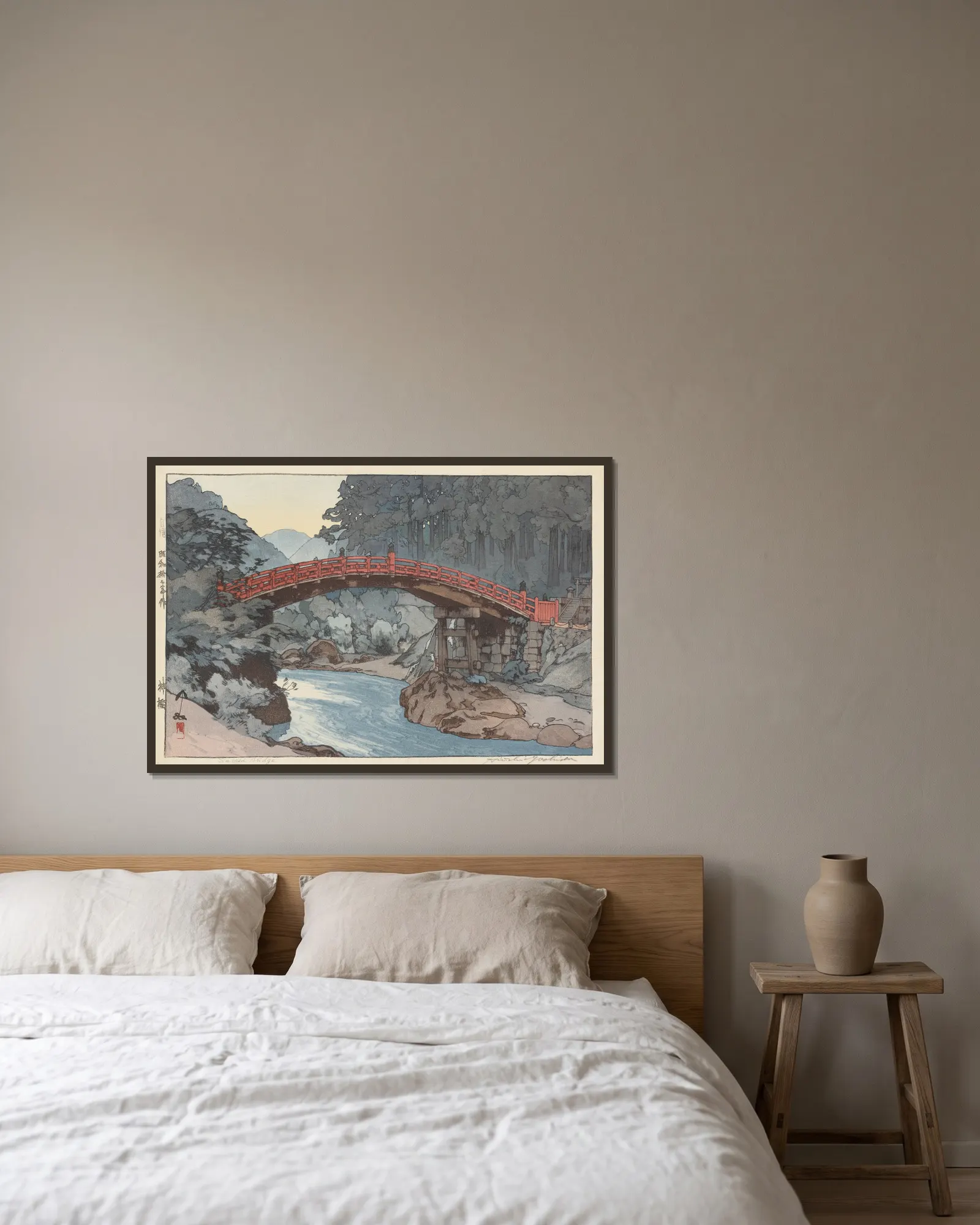 Sacred Bridge av Yoshida Hiroshi inramad på en vägg