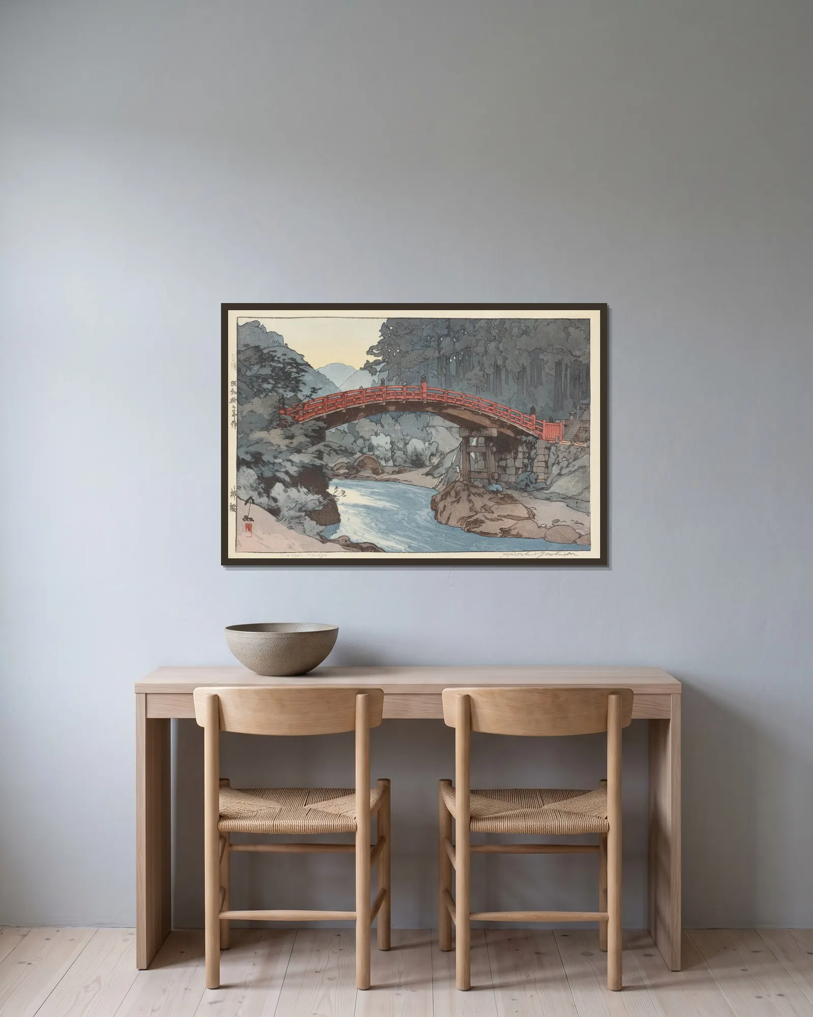 Sacred Bridge av Yoshida Hiroshi inramad på en vägg